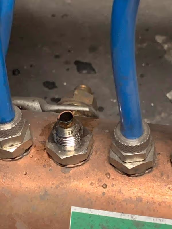 Ein abgerissener Schlauch nach einer stark korrodierten Tülle in einer Industrieanlage