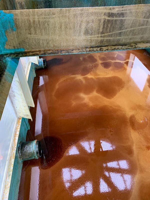 Öl im Wasser eines Kühlturms