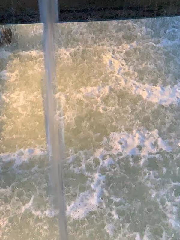 Kühlturmwasser nach erfolgreicher Reinigung, wieder klar und frei von Verunreinigungen.