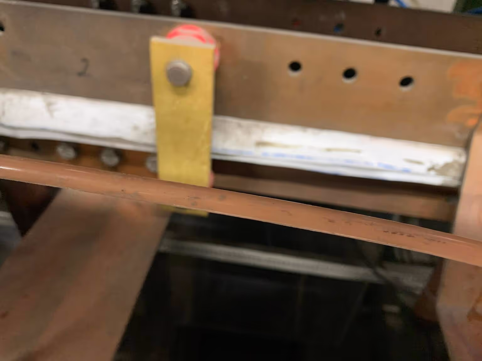 Kunststoffschlauch mit sichtbaren Korrosionsablagerungen vor der Reinigung.