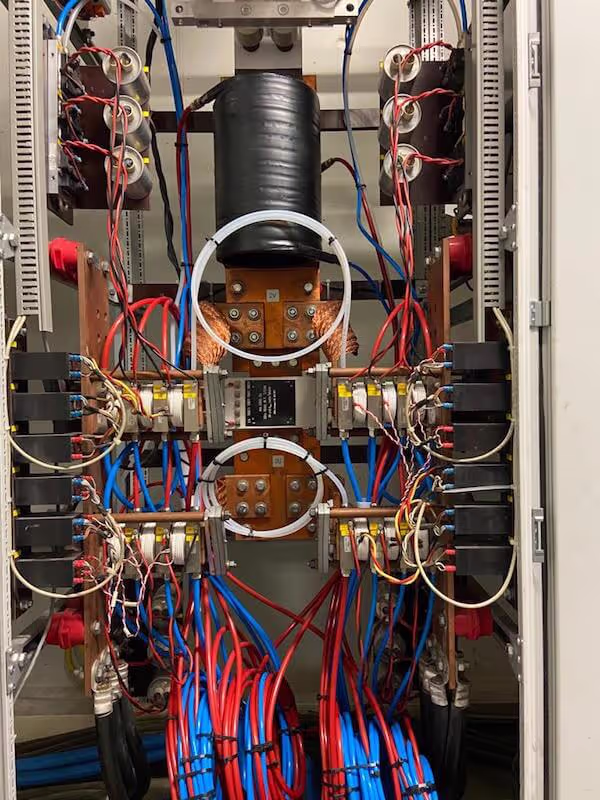 Sauber verlegte Schläuche an einer technischen Anlage.
