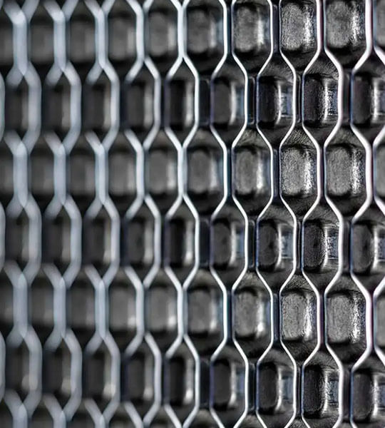 Wärmeleitflächen in hexagonaler Struktur eines Alfa Laval Plattenwärmetauschers